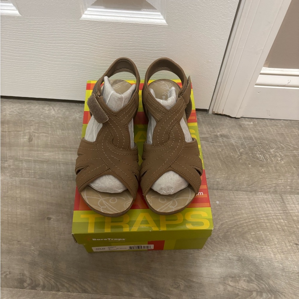 LIKE NEW BareTraps Tan Crisscross Sandals